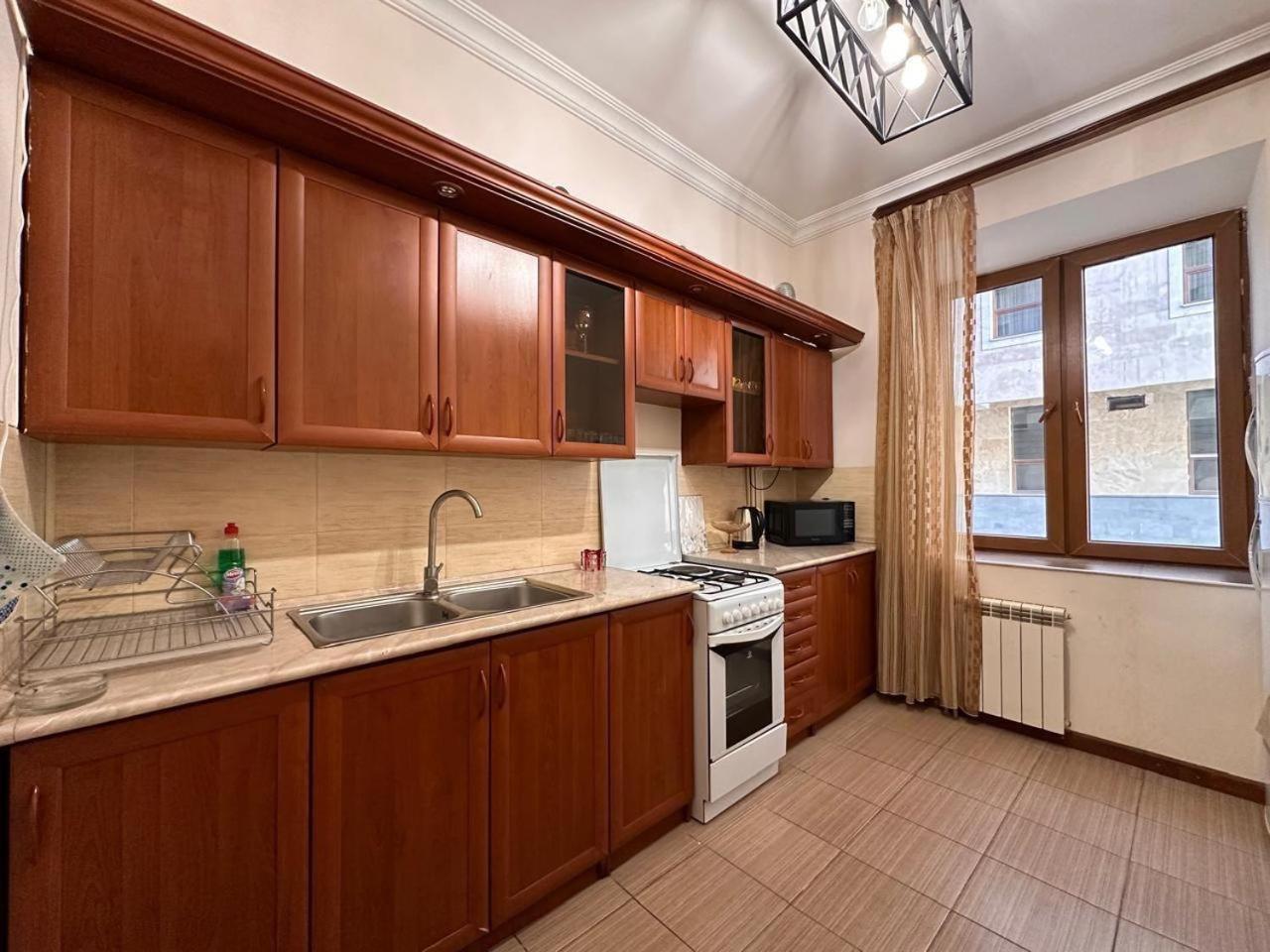 Hotel & Apartments California エレバン エクステリア 写真