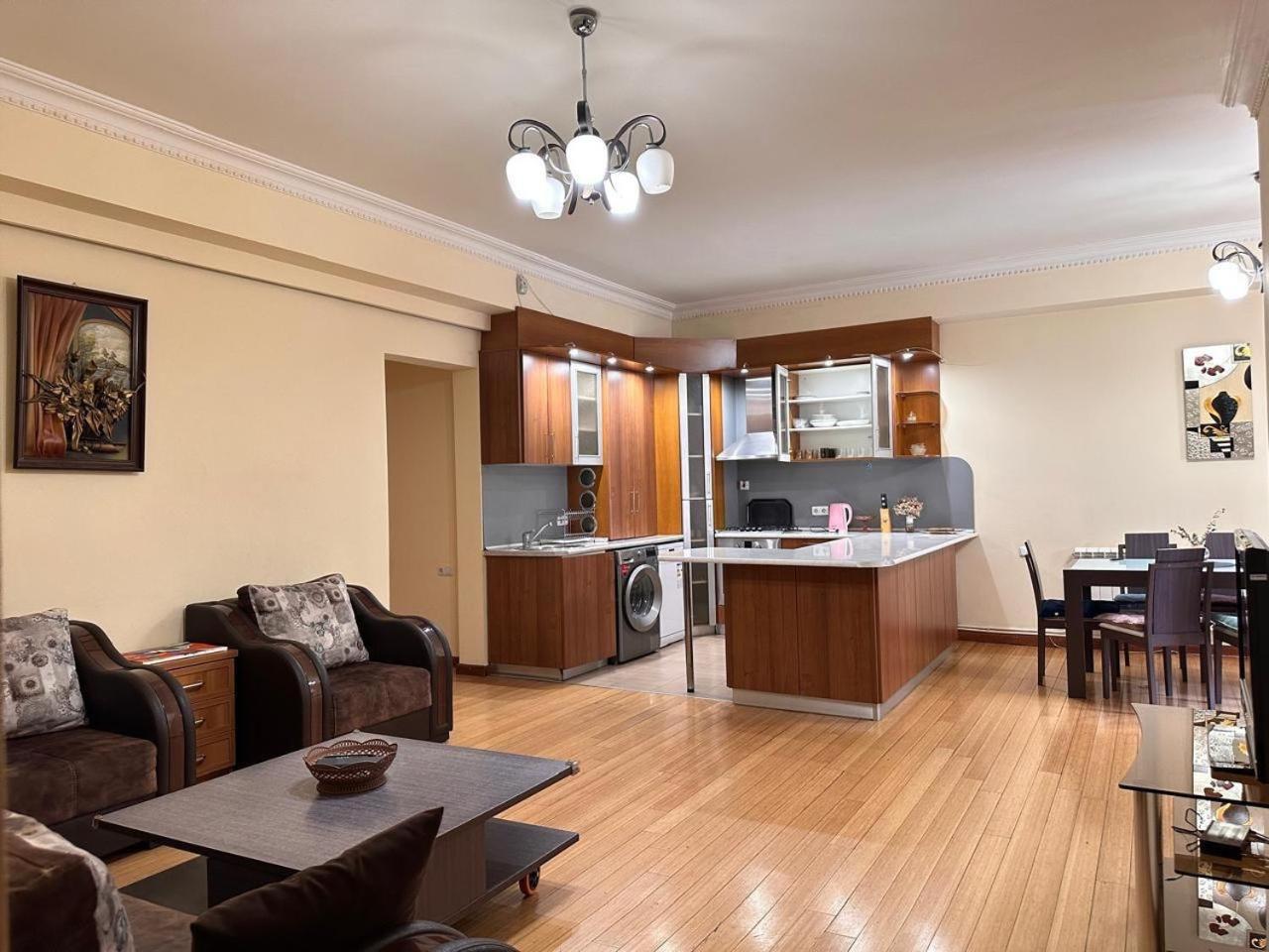Hotel & Apartments California エレバン エクステリア 写真