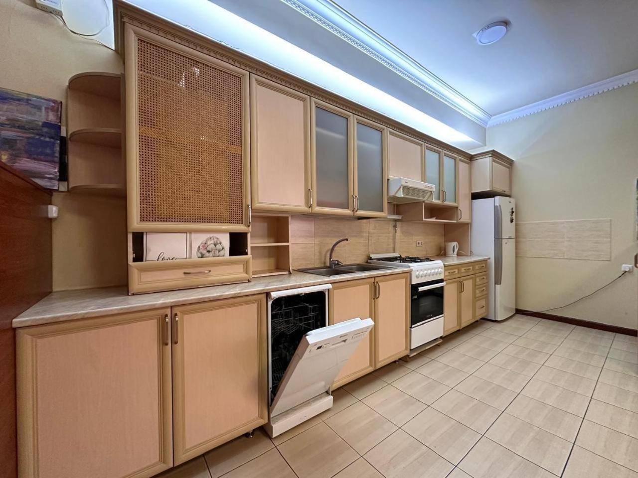 Hotel & Apartments California エレバン エクステリア 写真