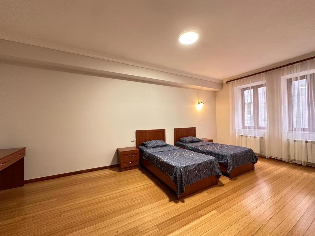 Hotel & Apartments California エレバン エクステリア 写真