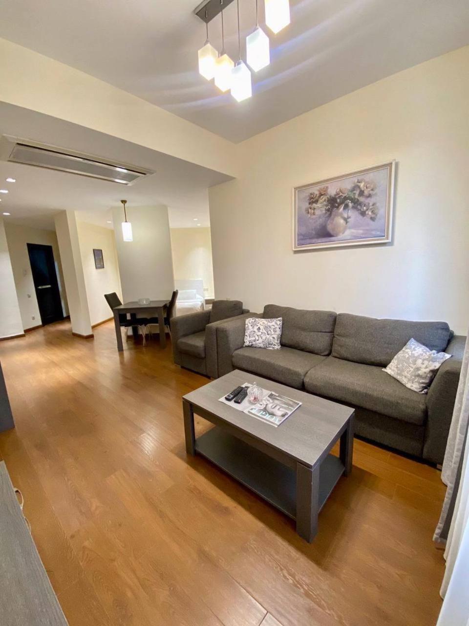 Hotel & Apartments California エレバン エクステリア 写真