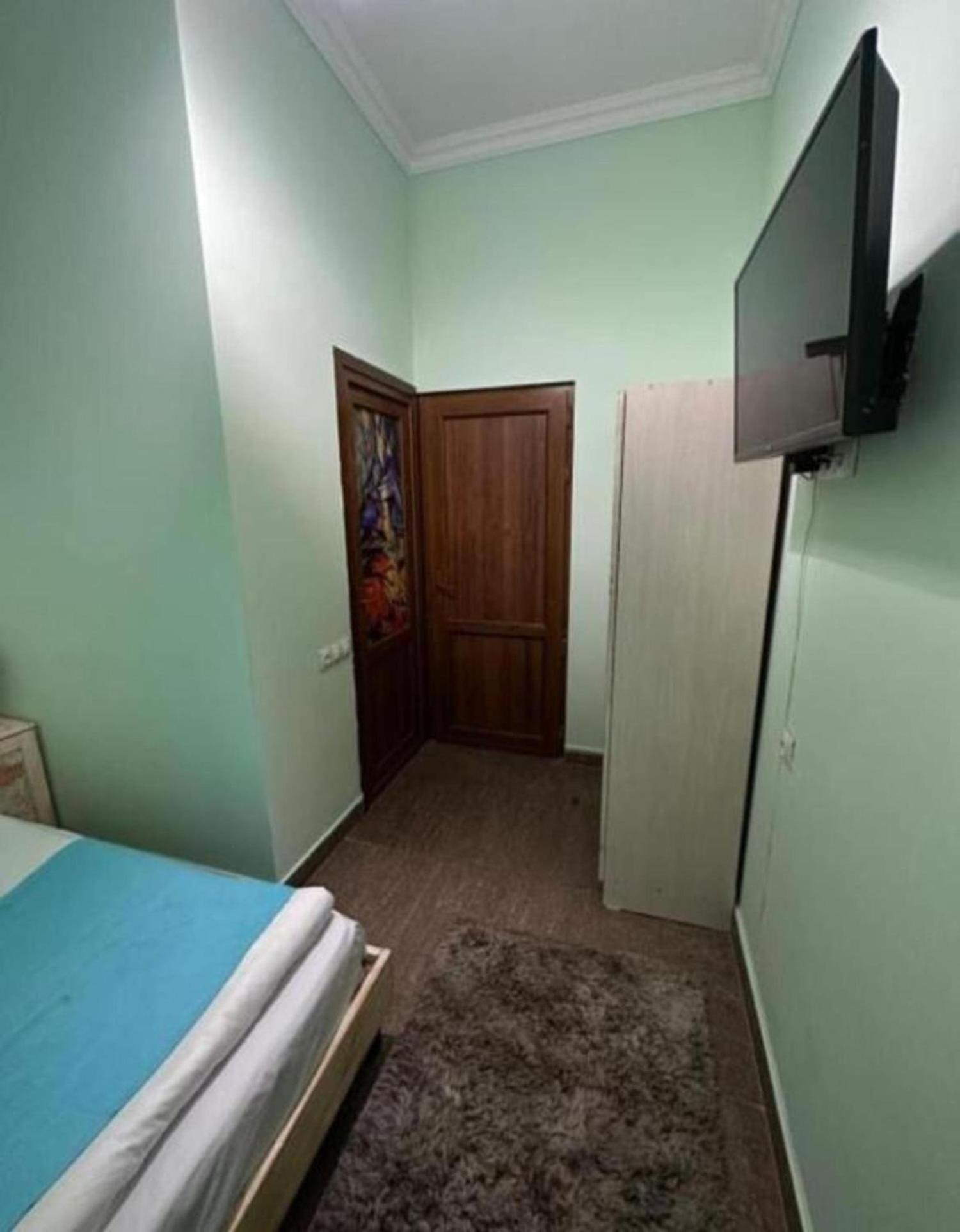 Hotel & Apartments California エレバン エクステリア 写真