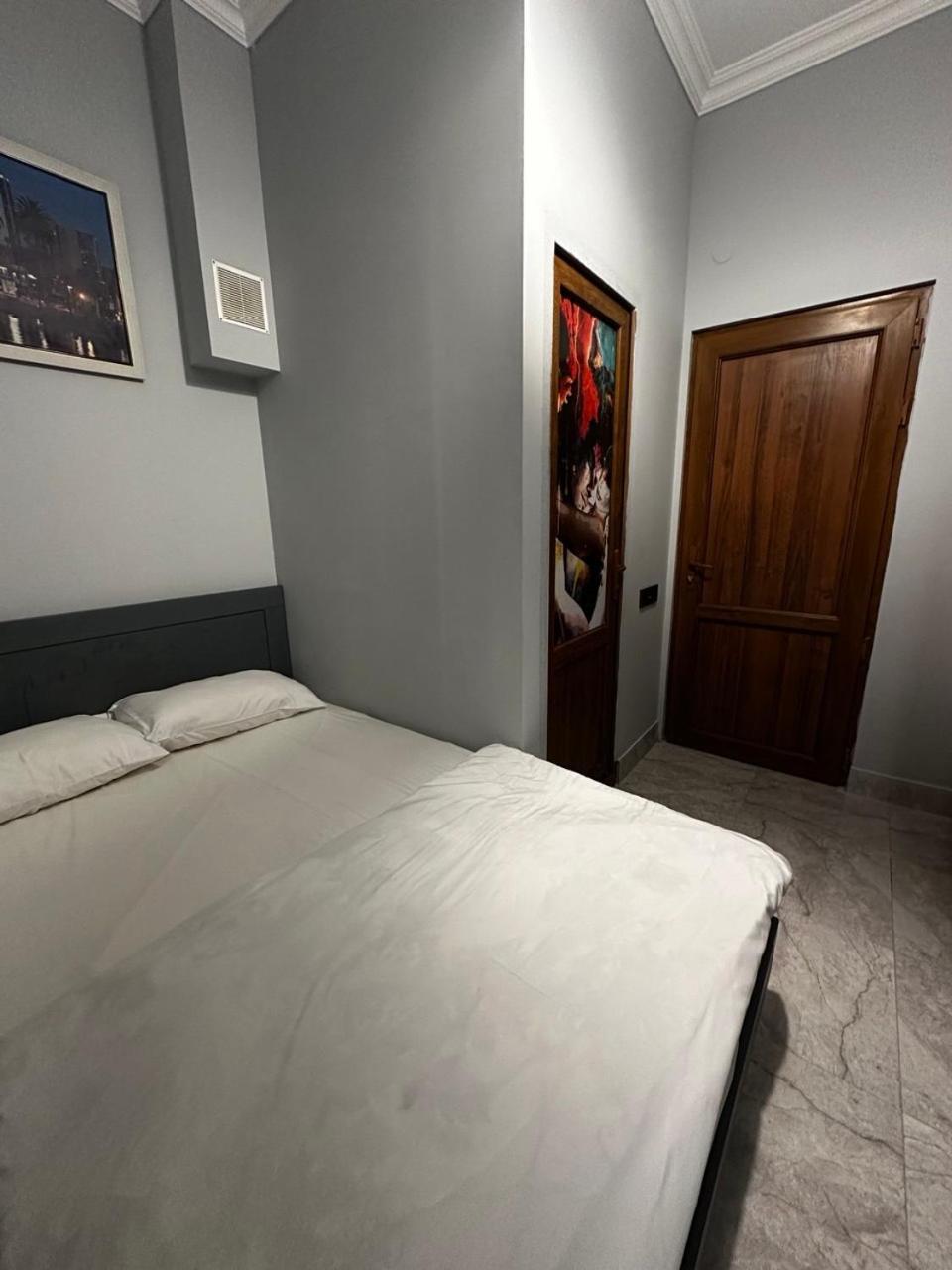 Hotel & Apartments California エレバン エクステリア 写真