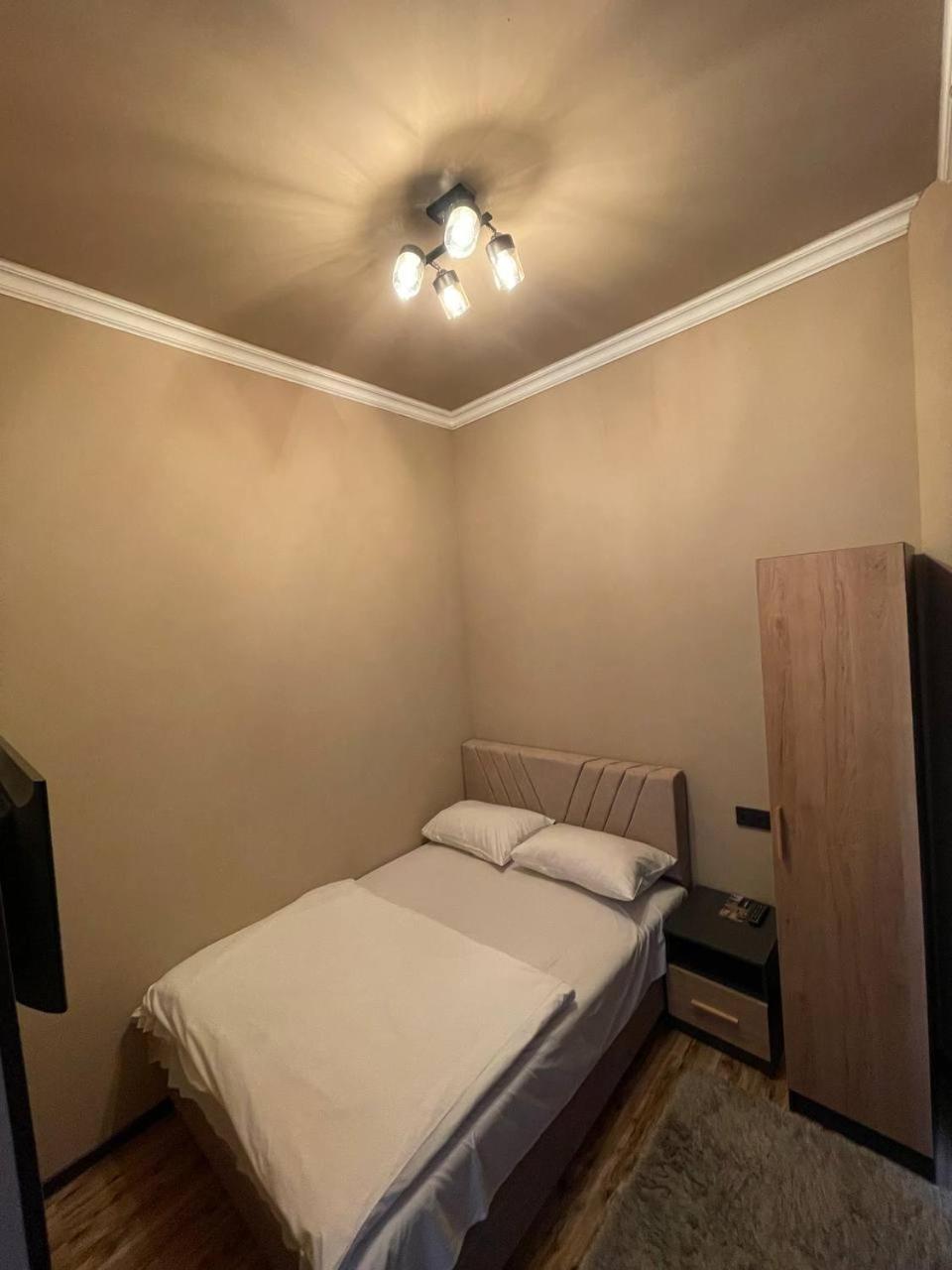 Hotel & Apartments California エレバン エクステリア 写真
